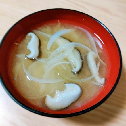 ☘️干ししいたけ☘️玉ねぎ☘️のお味噌汁