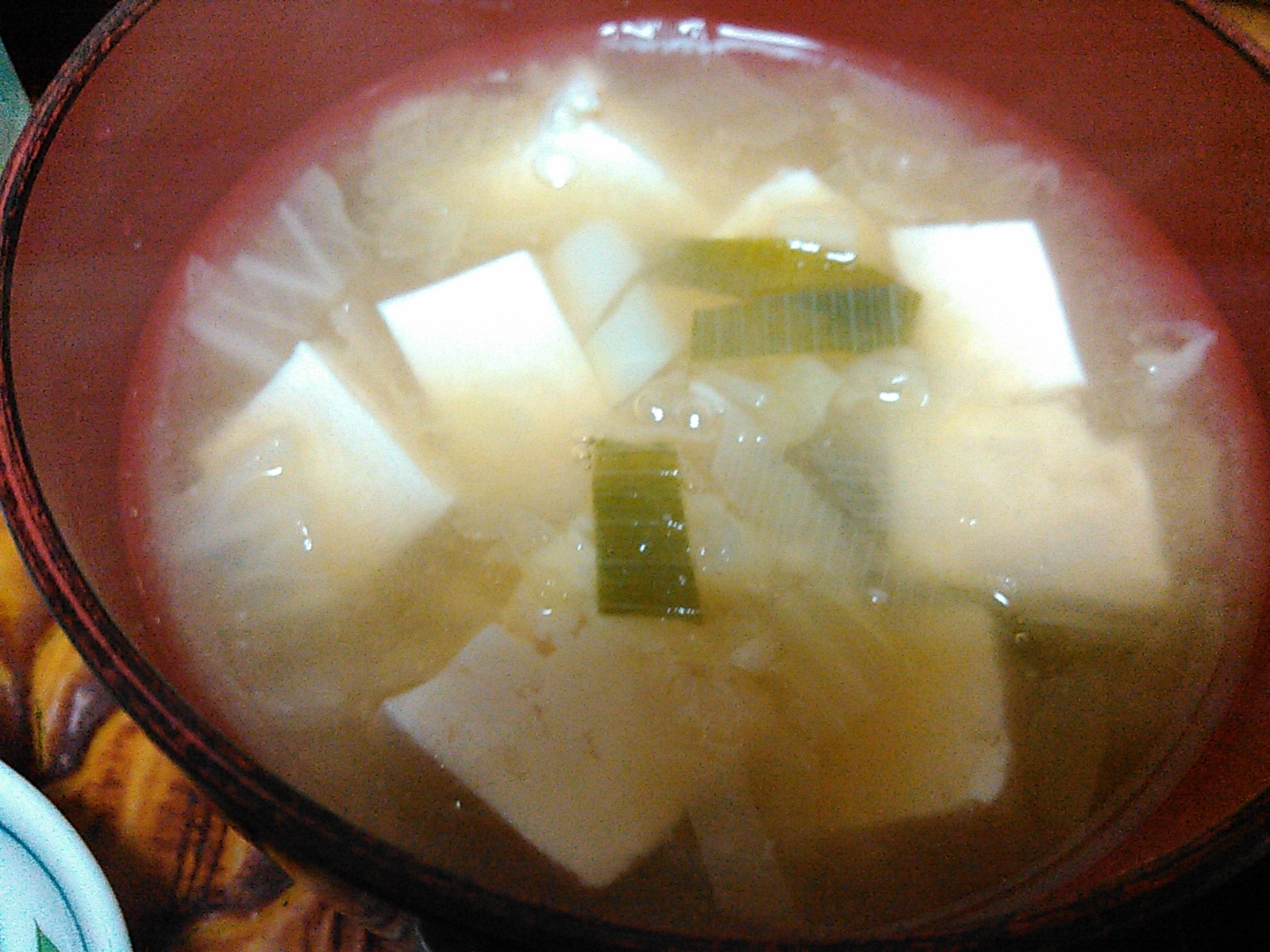 豆腐ネギ白菜の薄味味噌汁