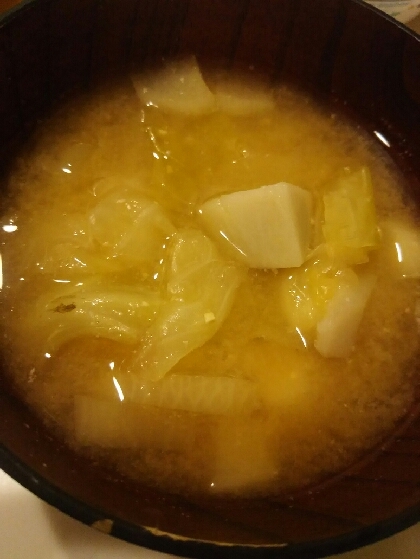 かつお粉で風味よい　里芋と白菜のお味噌汁