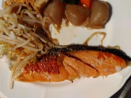 フライパンで鮭の塩焼き（レモンがけ）