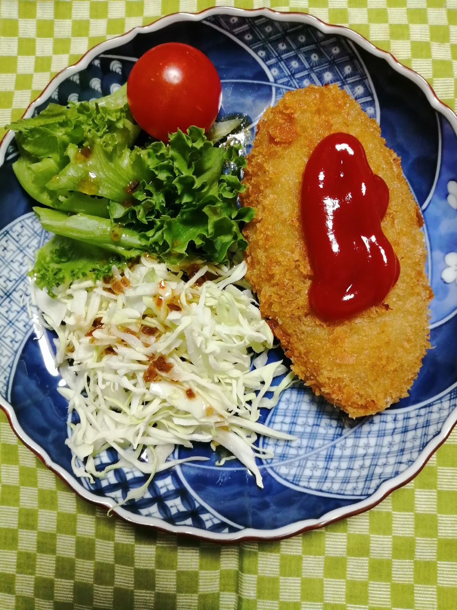 お好きな揚げ物のお惣菜とお好きなサラダを添えて