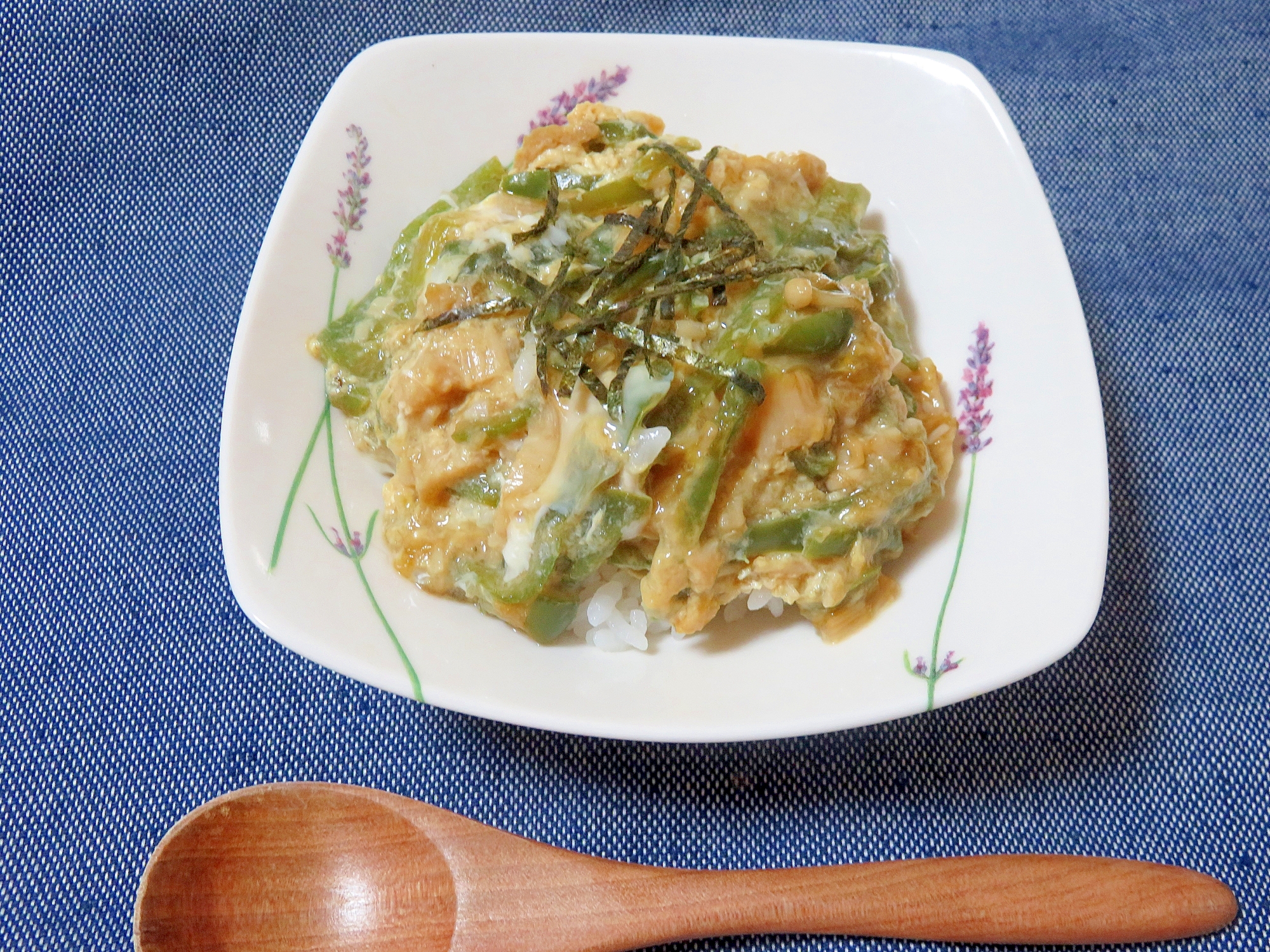 とろとろピーマンの卵とじ丼