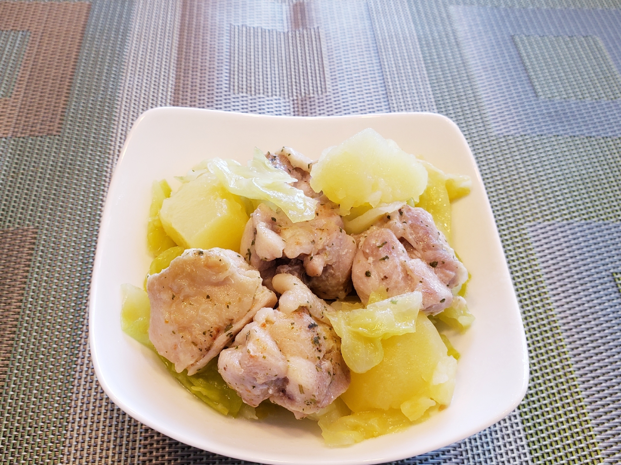 シンプルでおいしい！キャベツと 鶏肉の あっさり煮