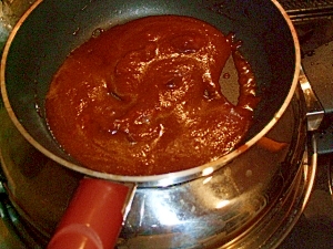 赤ワインが入った デミソース