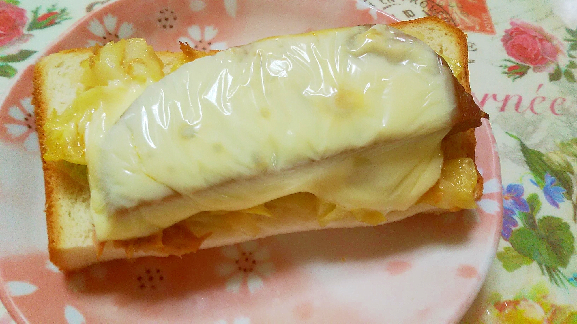 キャベツとハンバーグのチーズトースト
