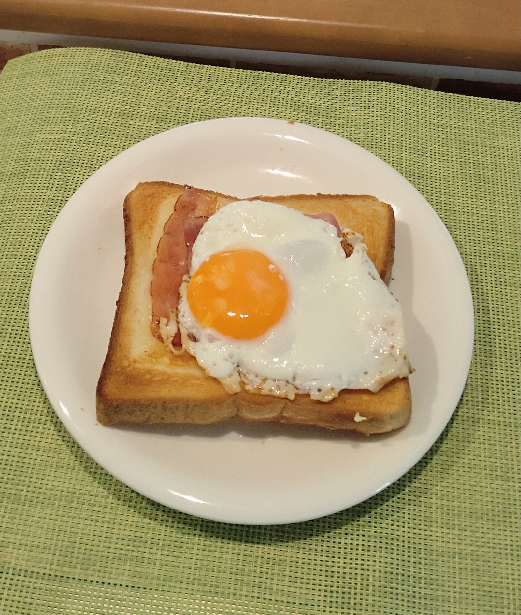 ベーコンとチーズの目玉焼きトースト