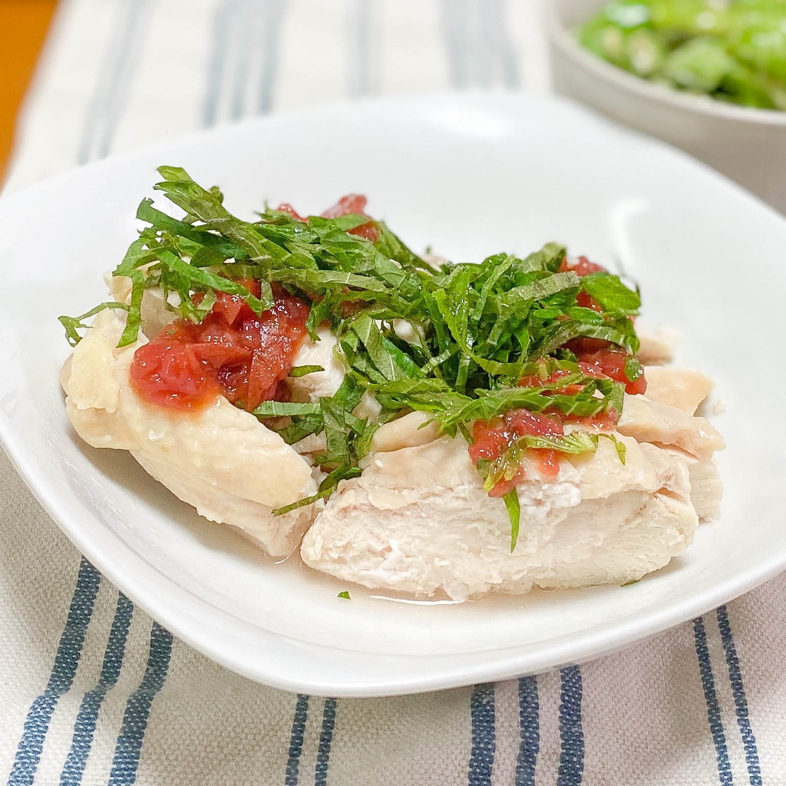 レンジで簡単★鶏むね肉の梅しそソース掛け