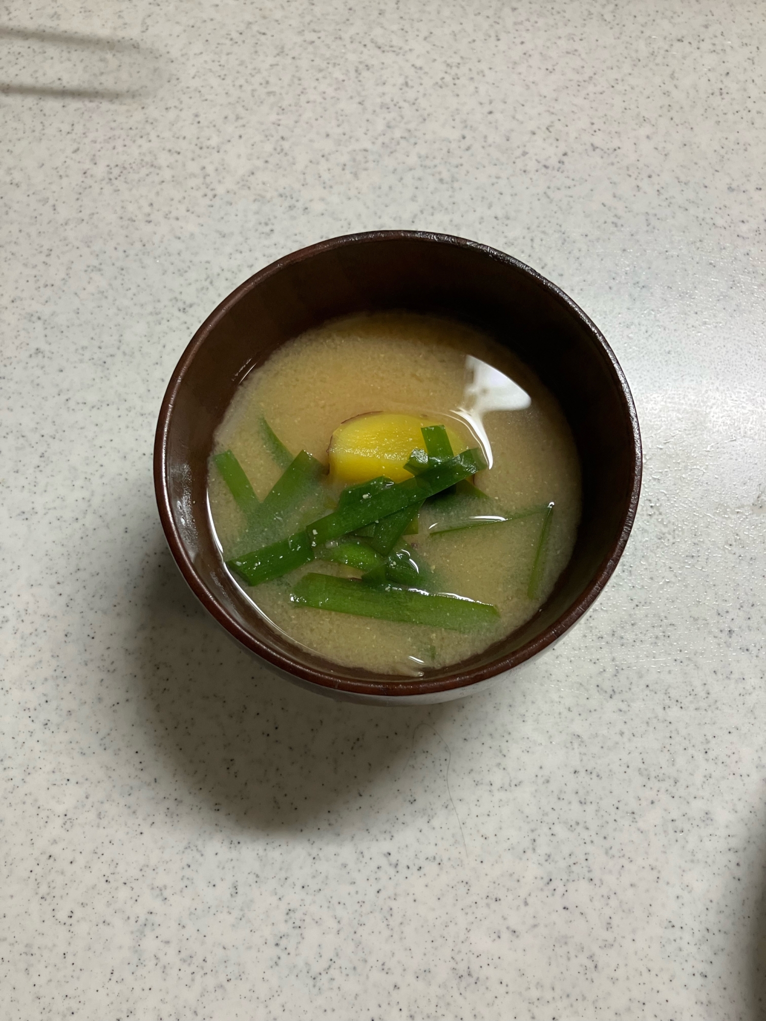 さつまいもとニラの味噌汁