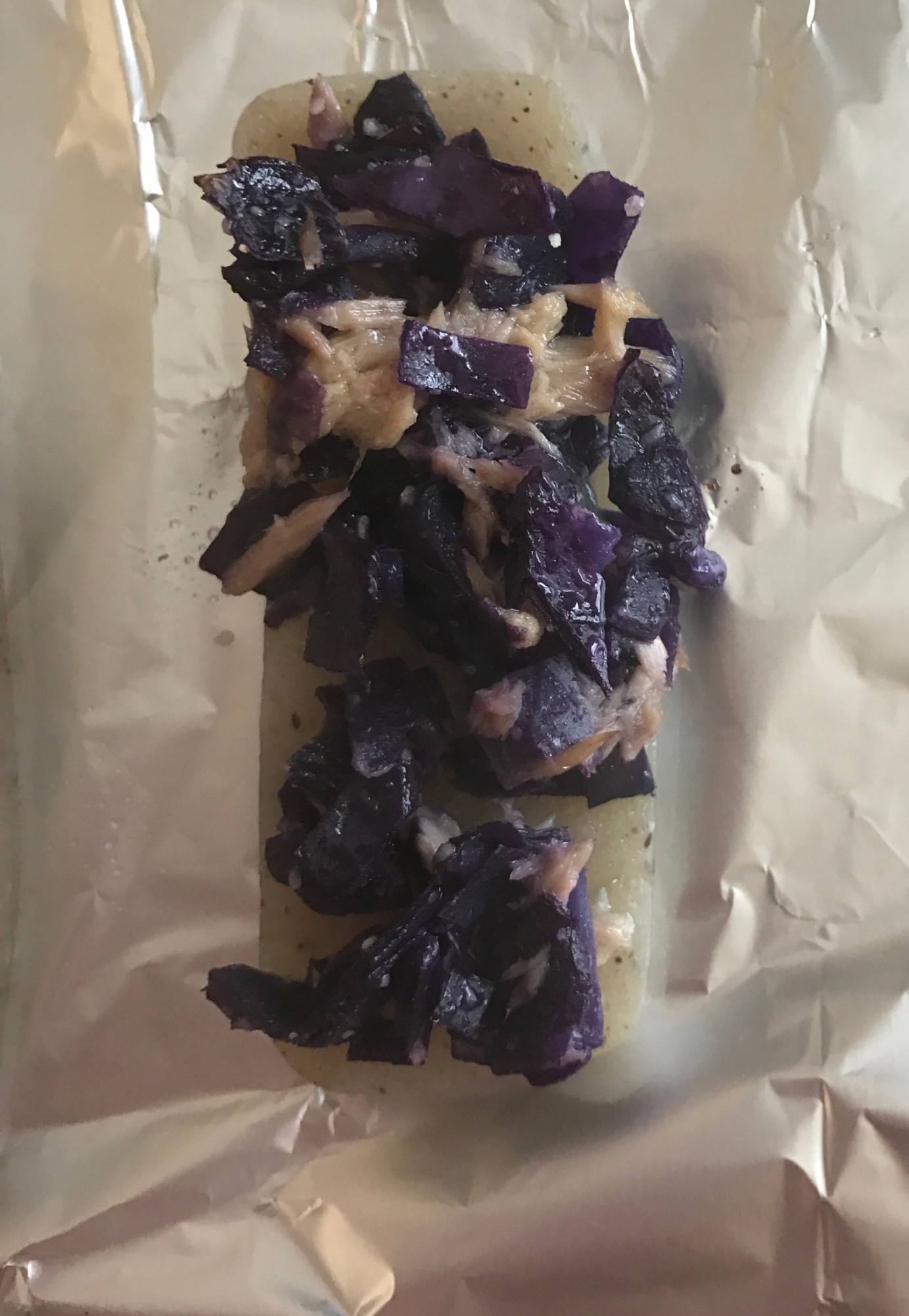 紫キャベツのツナ和えのせこんにゃく焼き