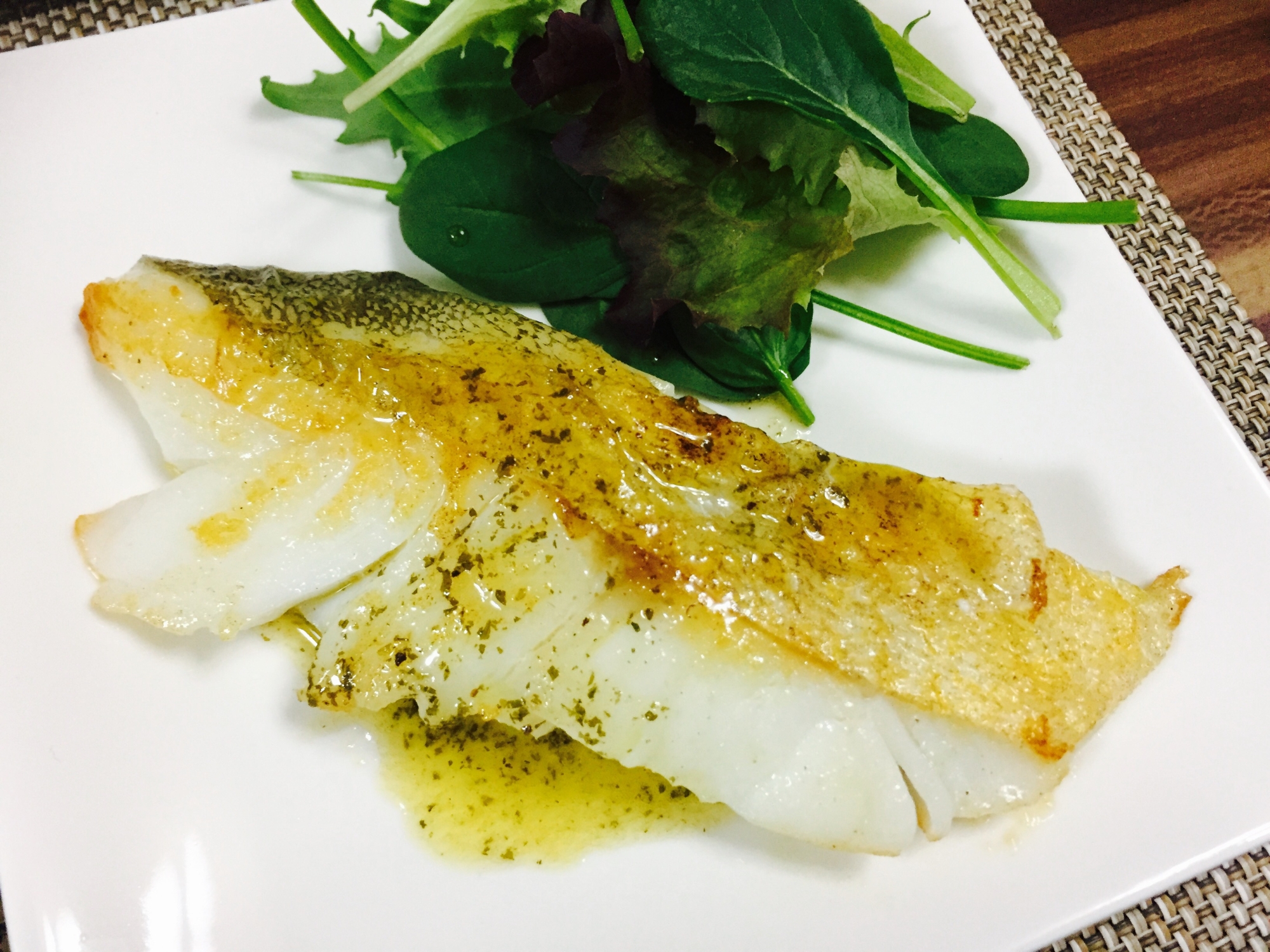 器に盛られた、鱈のソテーブルーノワゼットソース