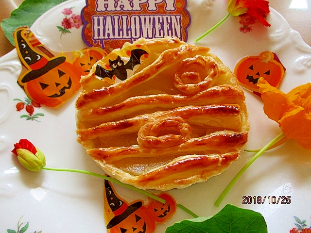 ハロウィンは、トロリリンゴ煮のアップルパイで