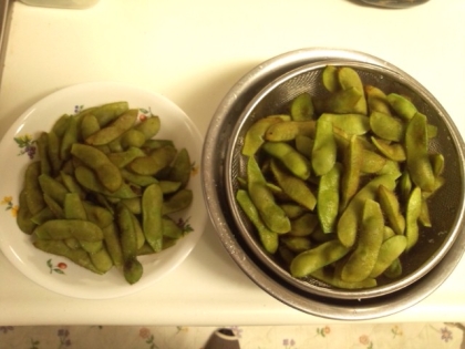 枝豆を収穫しました～(^^*)
その日に食べるのと冷凍分と！
一気に茹でておきました♪