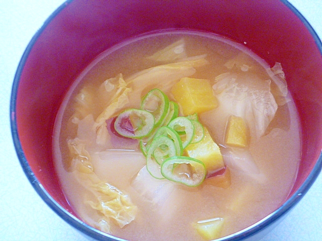 ほっこり♪暖まるスープ♪白菜とさつまいものお味噌汁