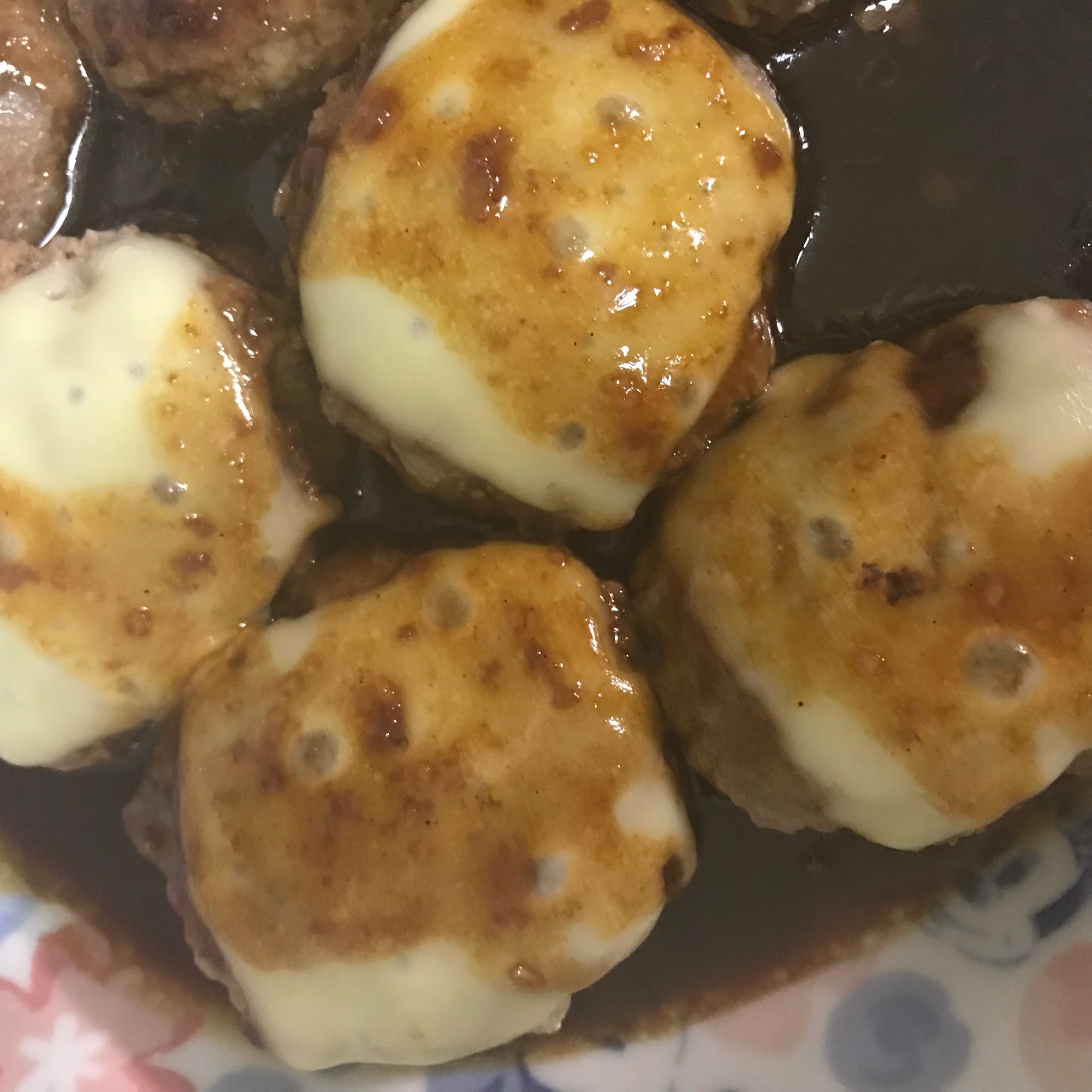 吉田のソースで照り焼き味チーズ乗せハンバーグ