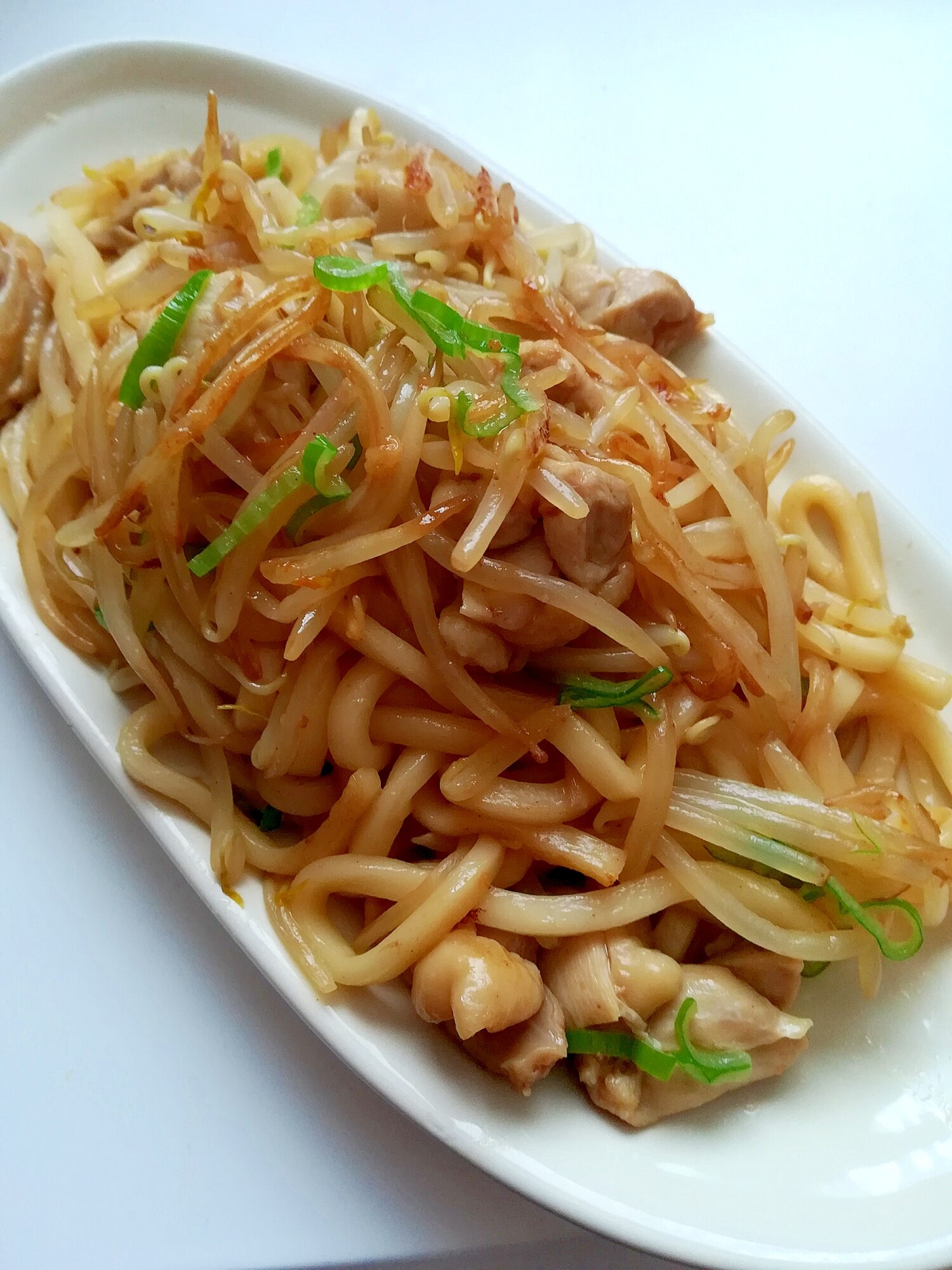 〆にピッタリ☆鶏モモ肉ともやしの焼きうどん レシピ・作り方 by みず