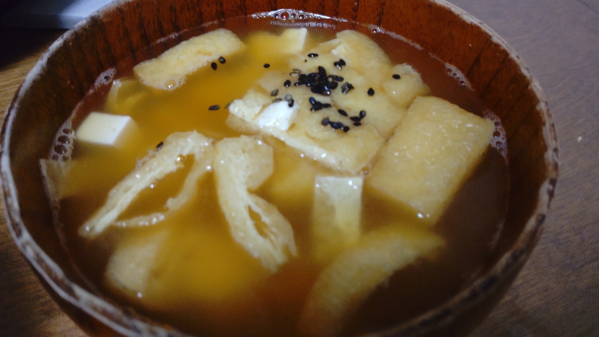 見た目は普通！中身が違うよ！豆腐と揚げの味噌汁