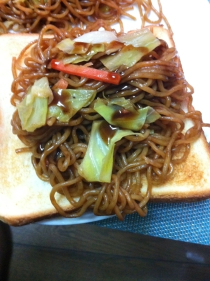 焼きそばを挟んで♪焼きそばサンド