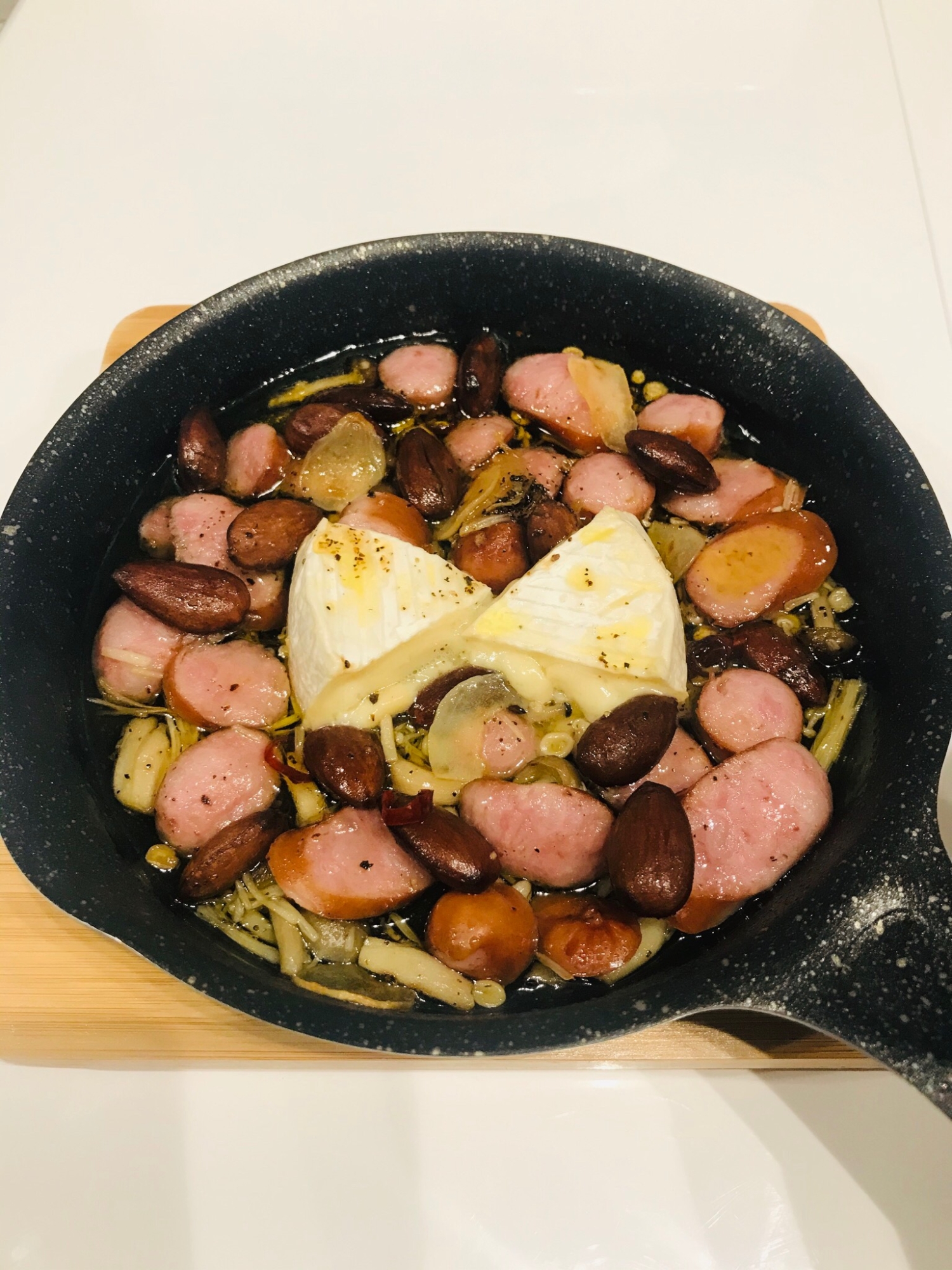 なんでものカマンベールチーズアヒージョ レシピ 作り方 By よーよよ 楽天レシピ