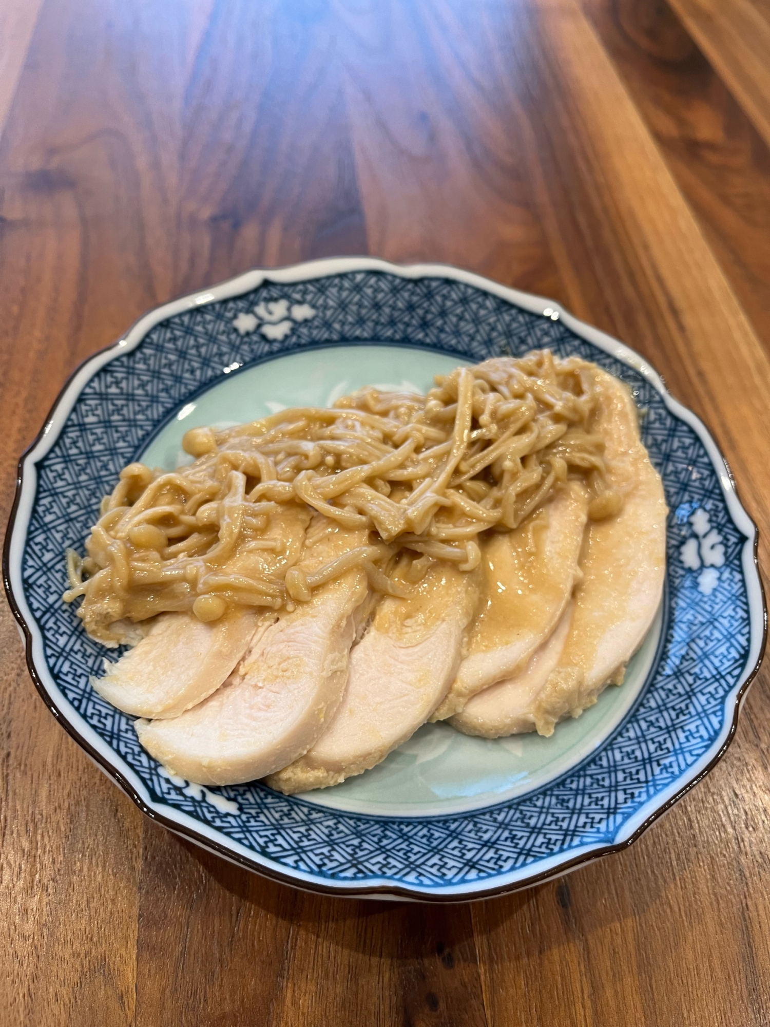 鶏むね肉の味噌えのきソースがけ