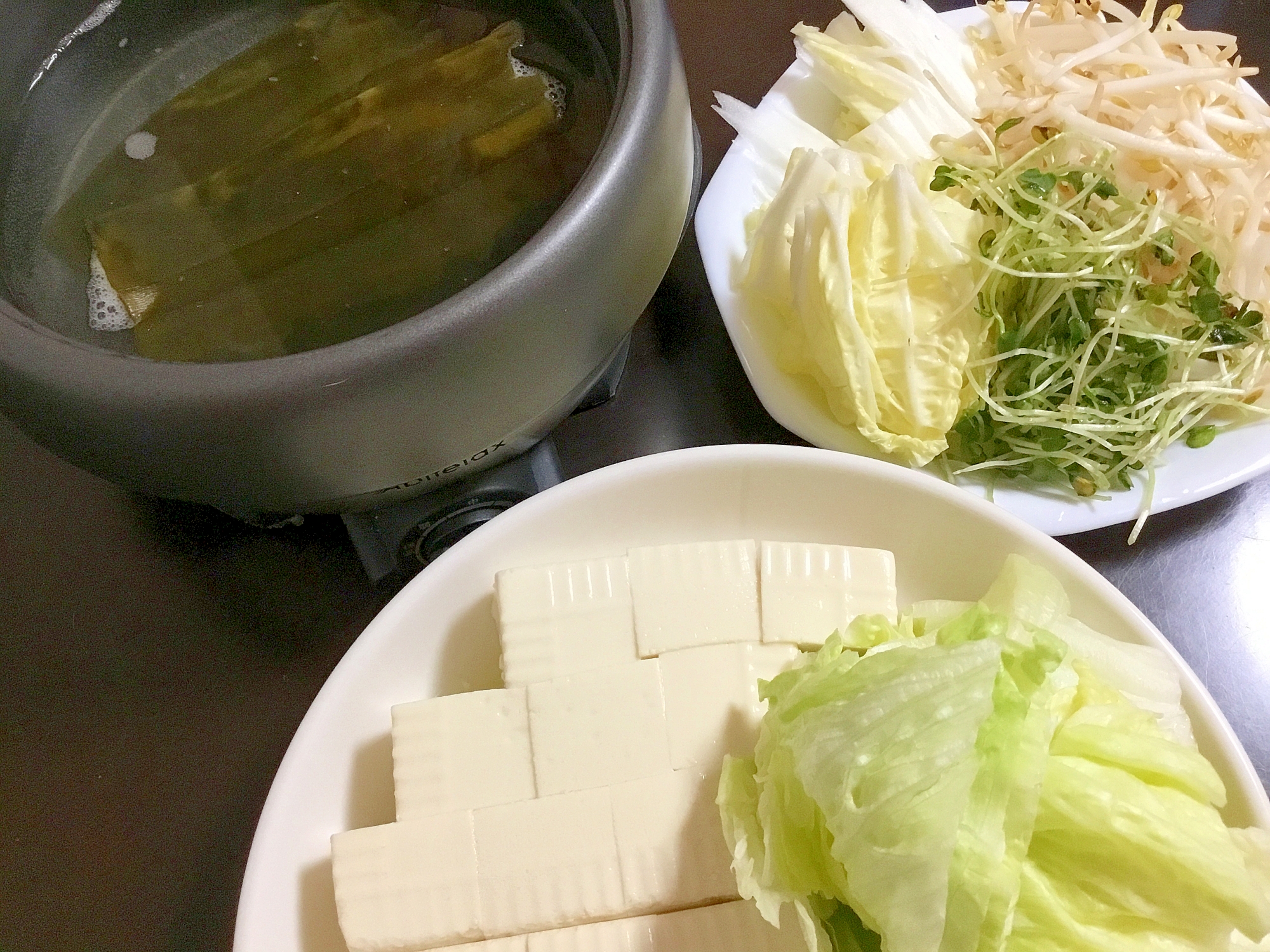 カイワレとレタスの湯豆腐