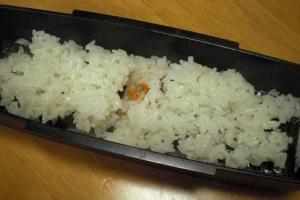 お弁当箱の蓋に海苔がくっつかない　「鮭マヨ海苔弁」