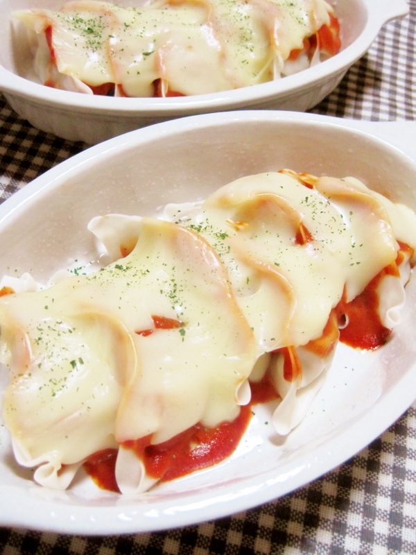 白い皿に盛られた餃子グラタン