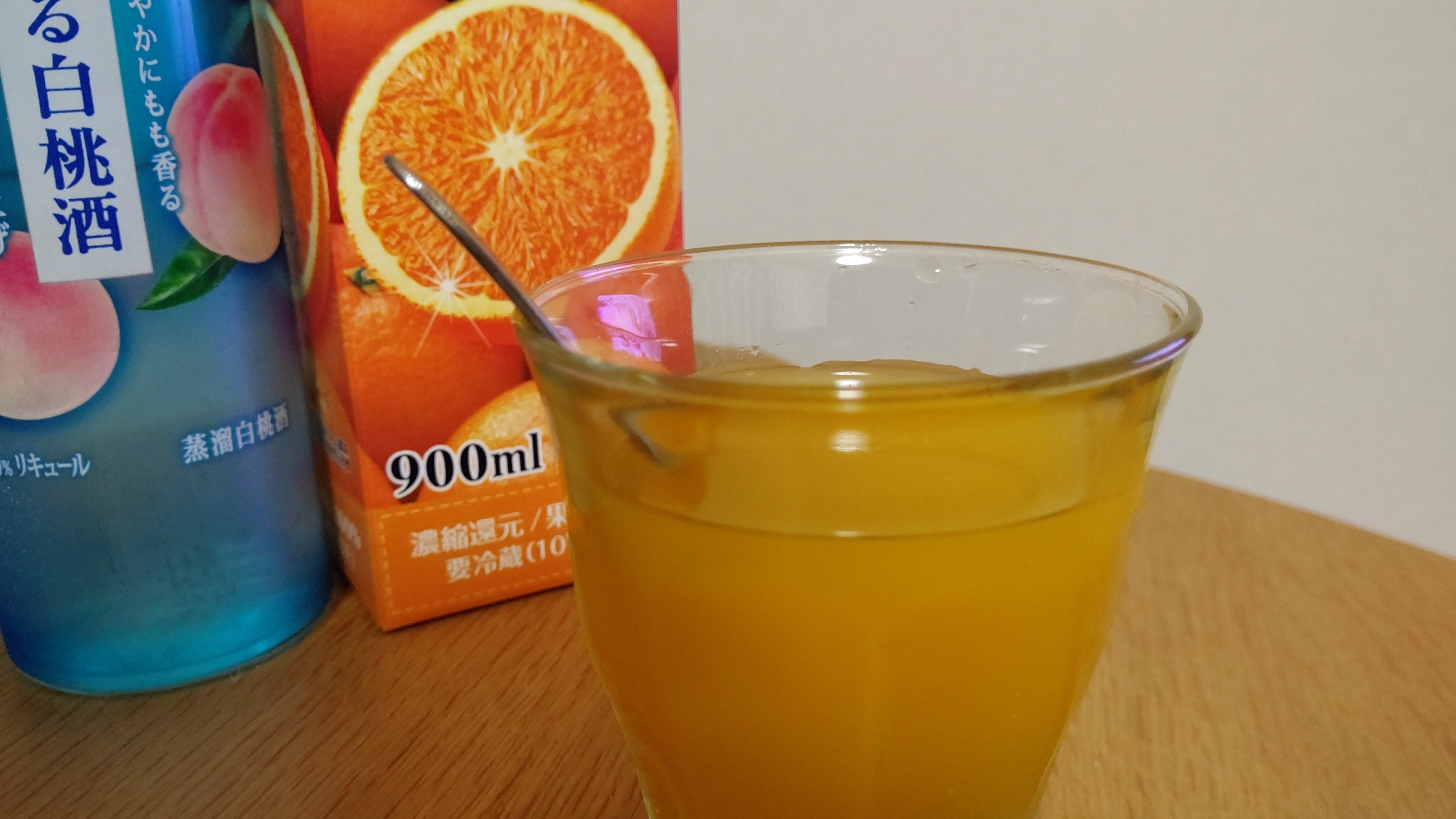 白桃酒とオレンジジュースのカクテル