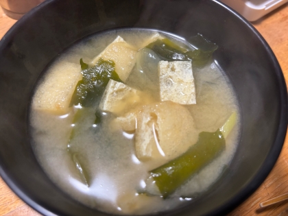 わかめ・ねぎ・油揚げの味噌汁