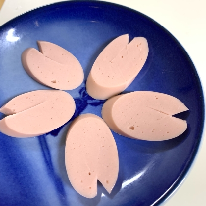 魚肉ソーセージで桜の花びら