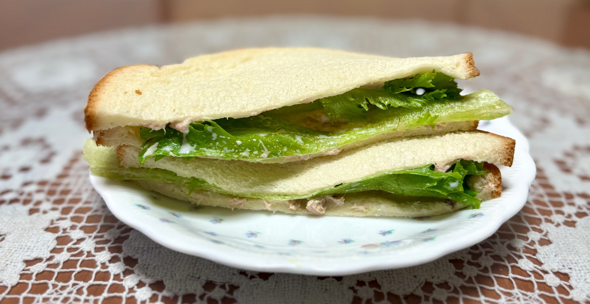 超簡単な朝食!フリルレタスとツナマヨ☆サンドイッチ
