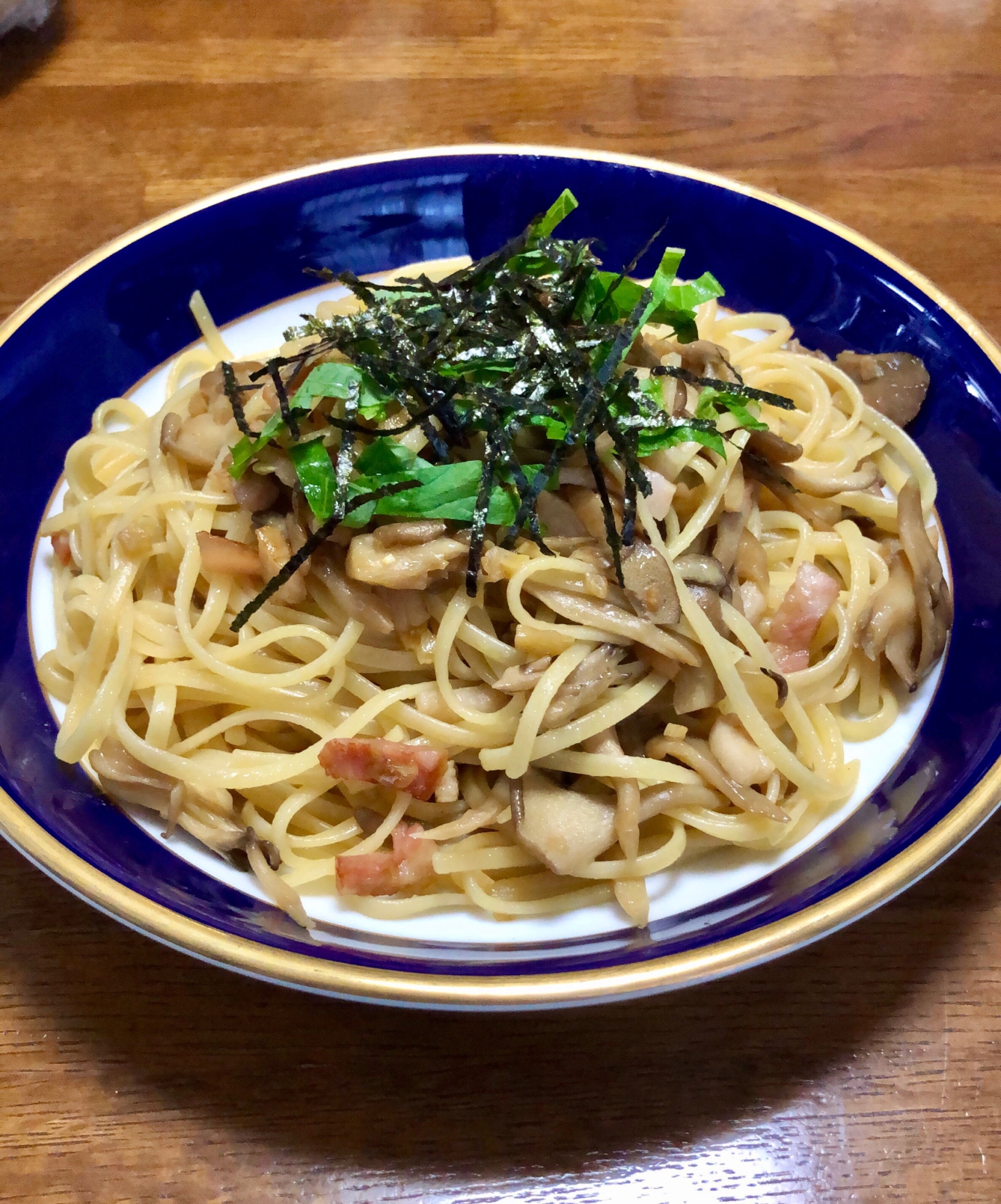 【簡単ランチ】舞茸とベーコンのバター醤油パスタ