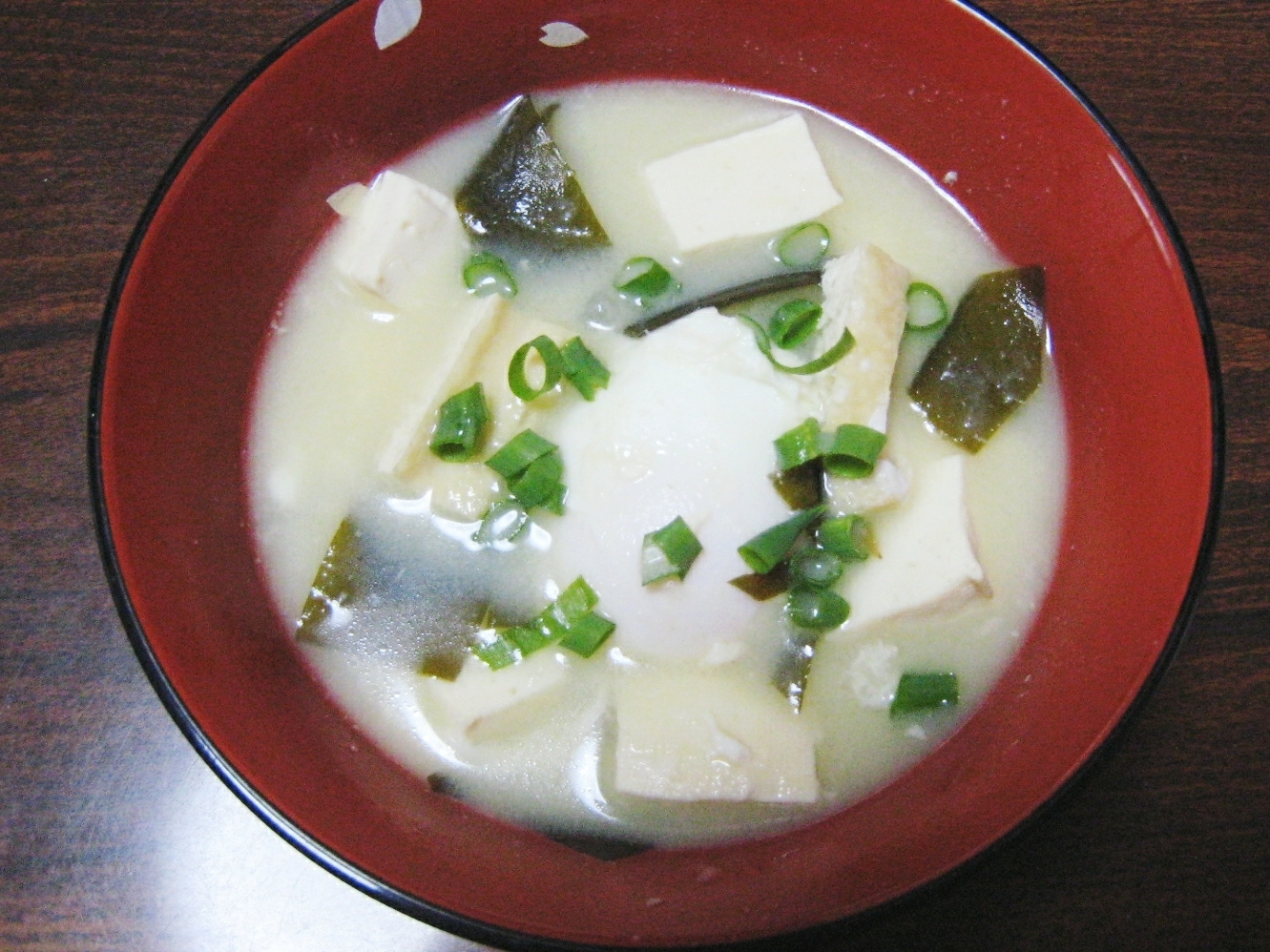 豆腐と落とし卵の白味噌汁