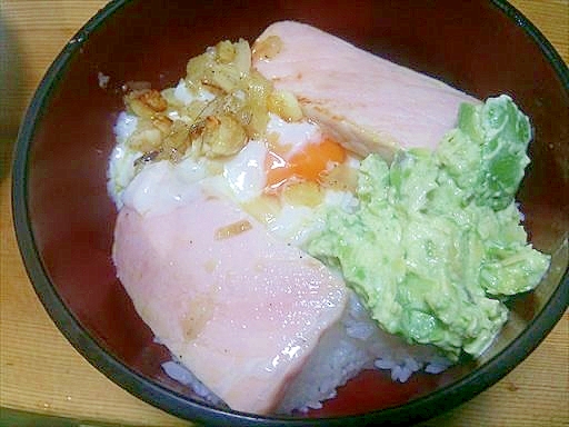ハムステーキ目玉丼/アボガドディップ