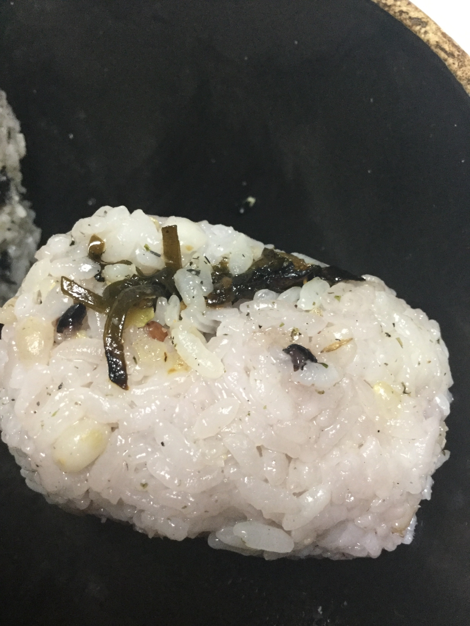 切り昆布と醤油麹でおにぎり