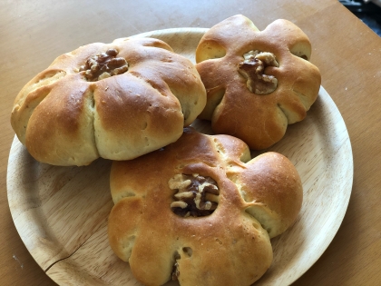 三温糖で作りました。くるみパンはやっぱりお花型がかわいい！