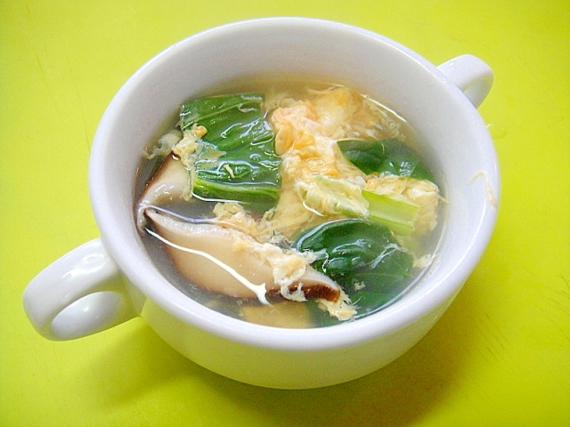 スープカップに注がれたタアサイと卵の中華スープ