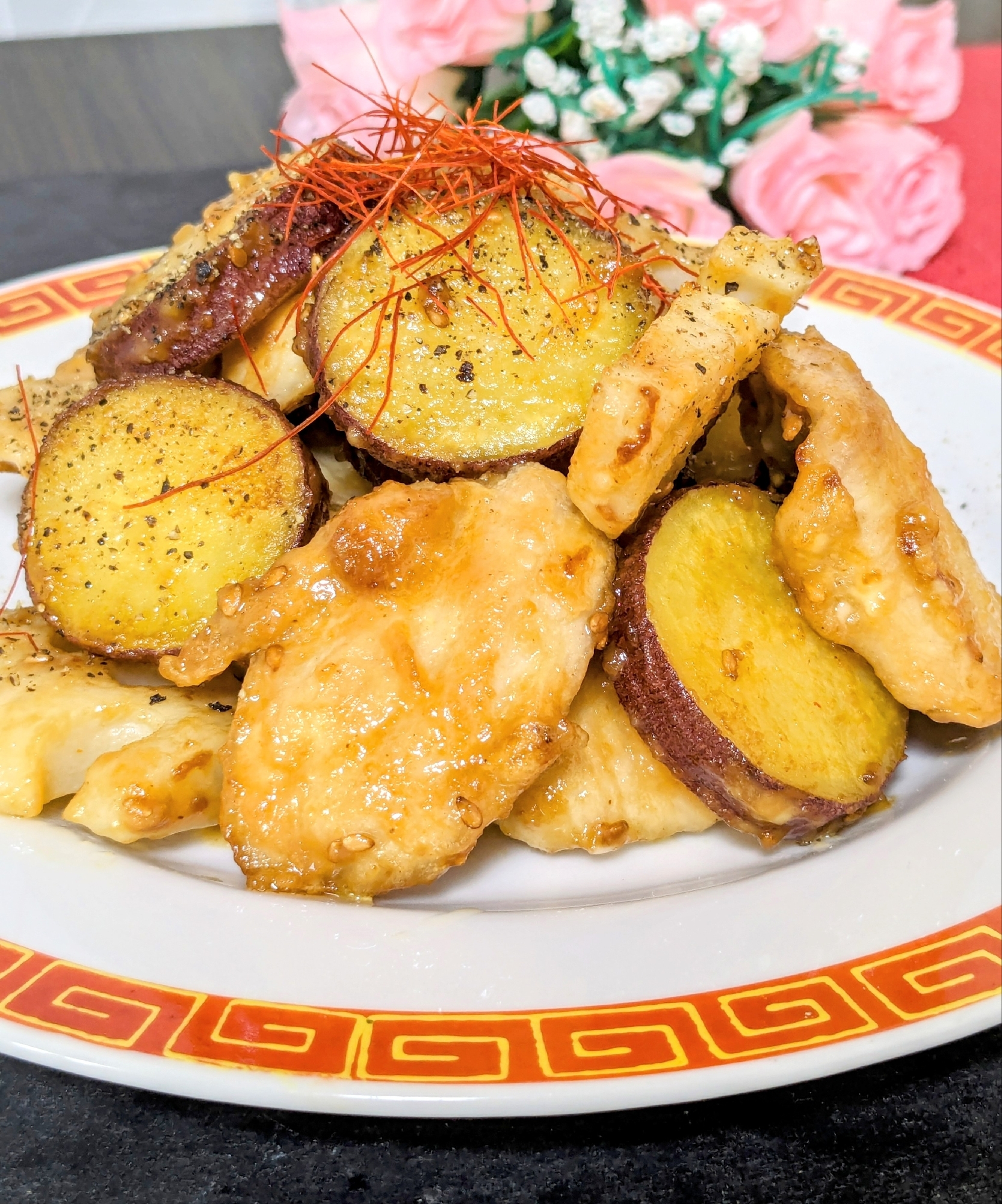 焼肉のタレで簡単！鶏と蓮根とさつまいもの甘辛炒め