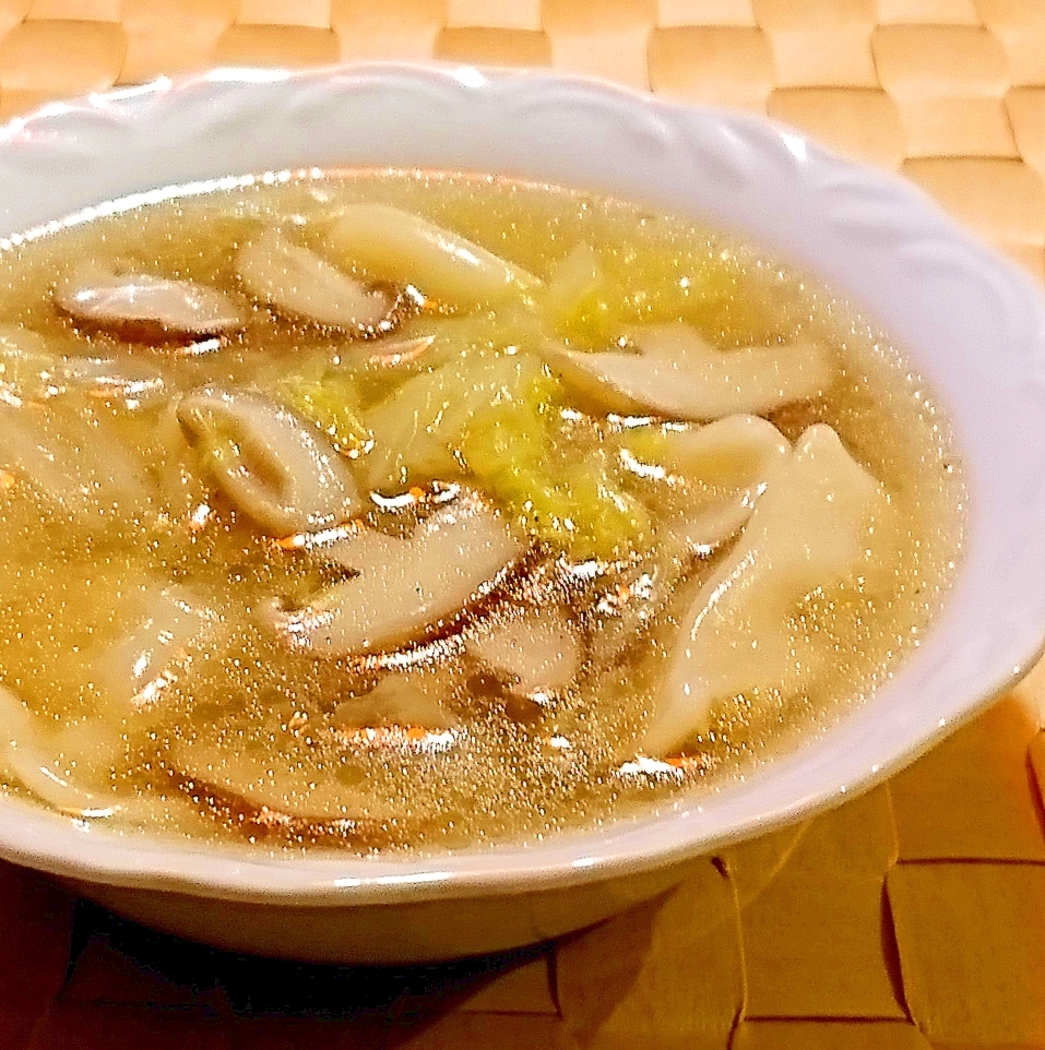 白菜と椎茸の水餃子スープ