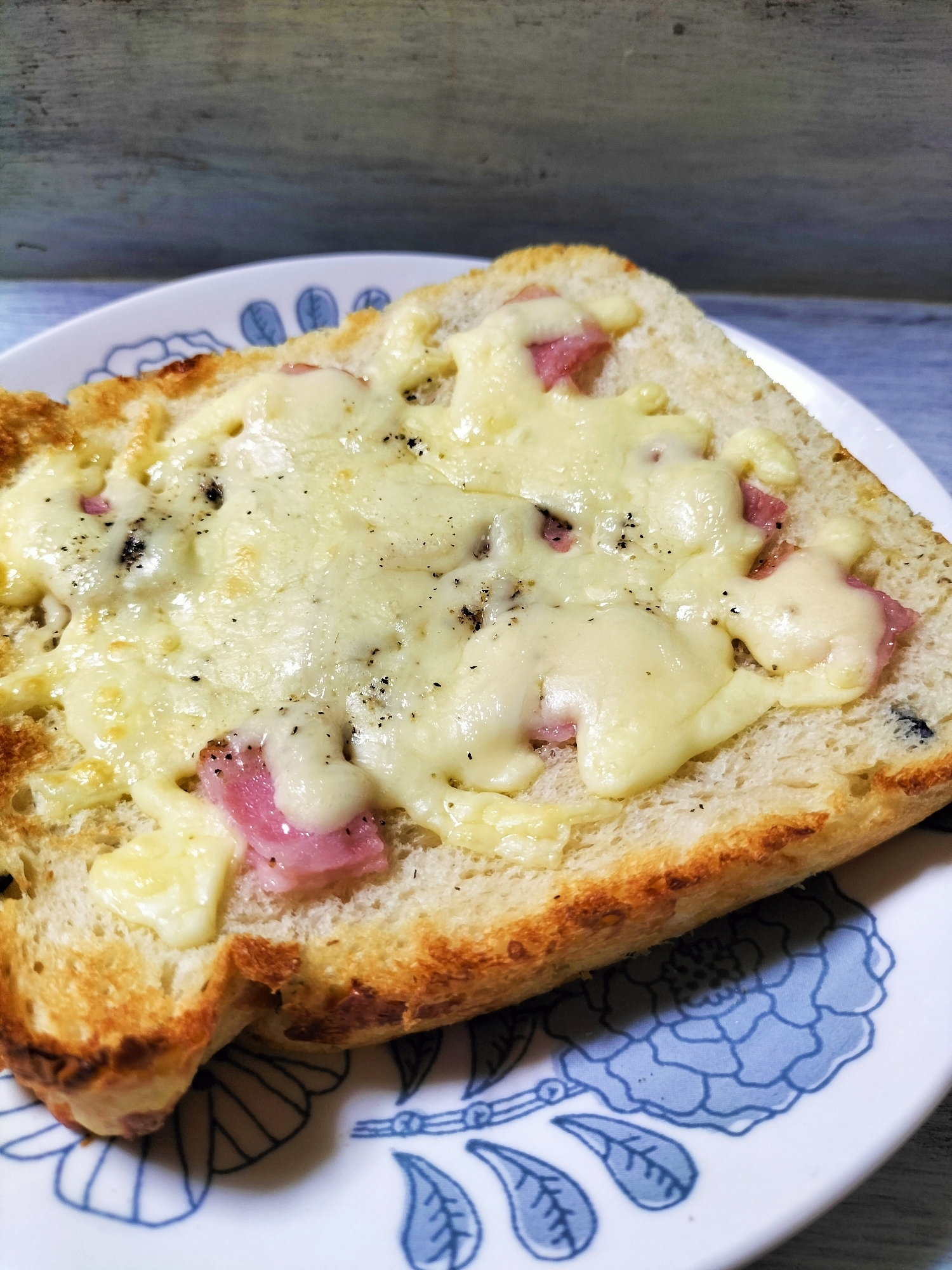 朝食に♡厚切りベーコンとバターのチーズトースト