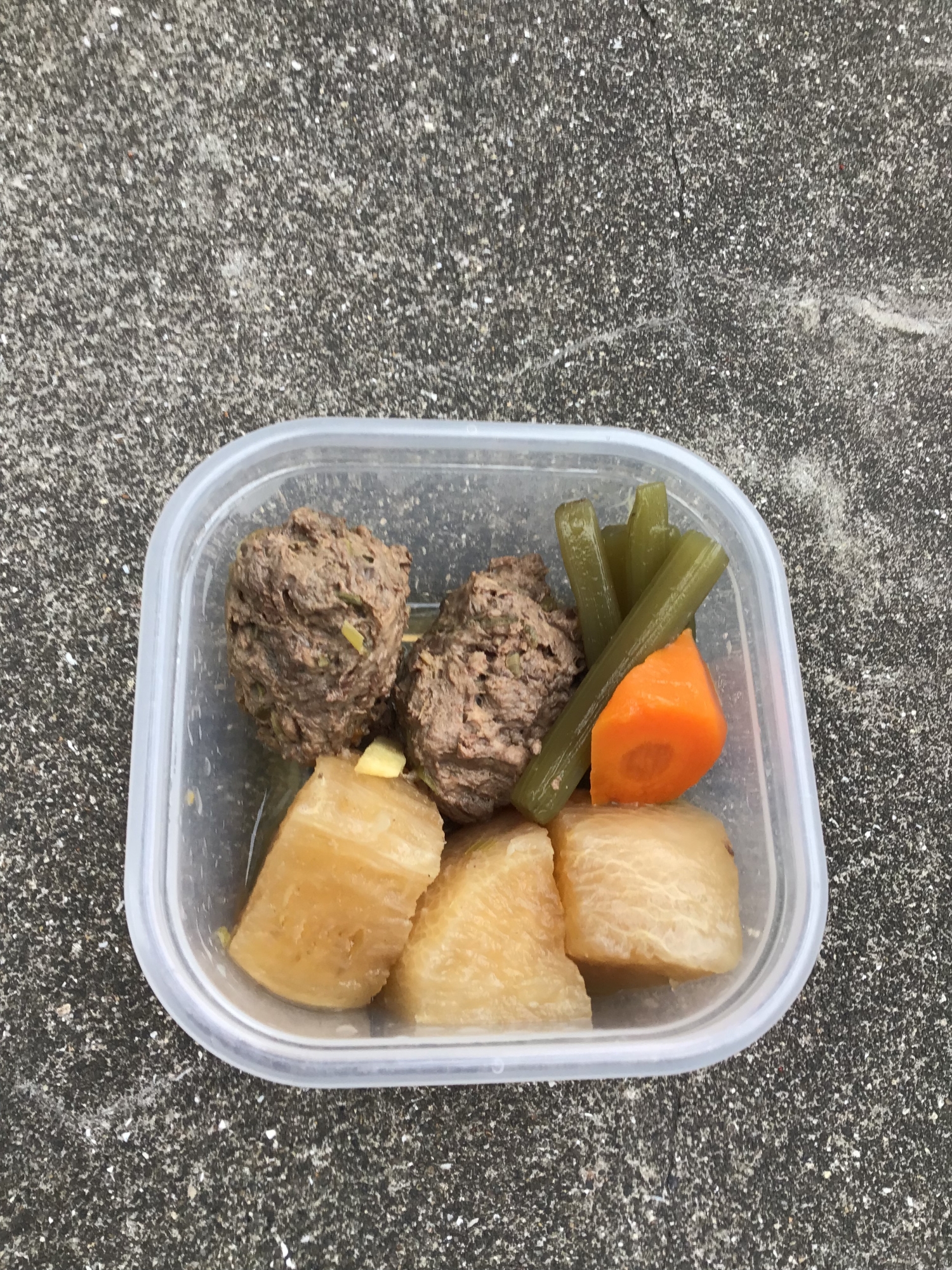 カツオのつみれ団子とフキと根菜の煮物。