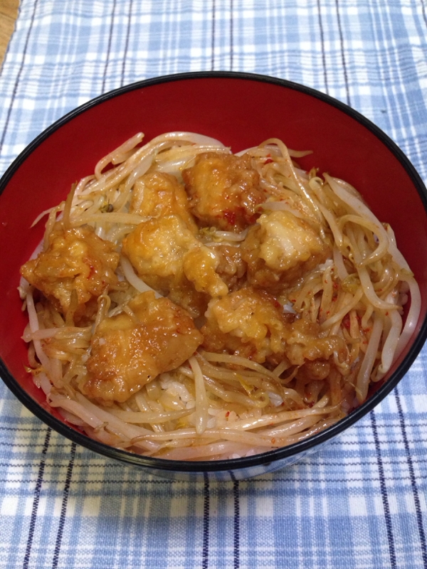 もやしと冷食から揚げのピリ辛丼♪