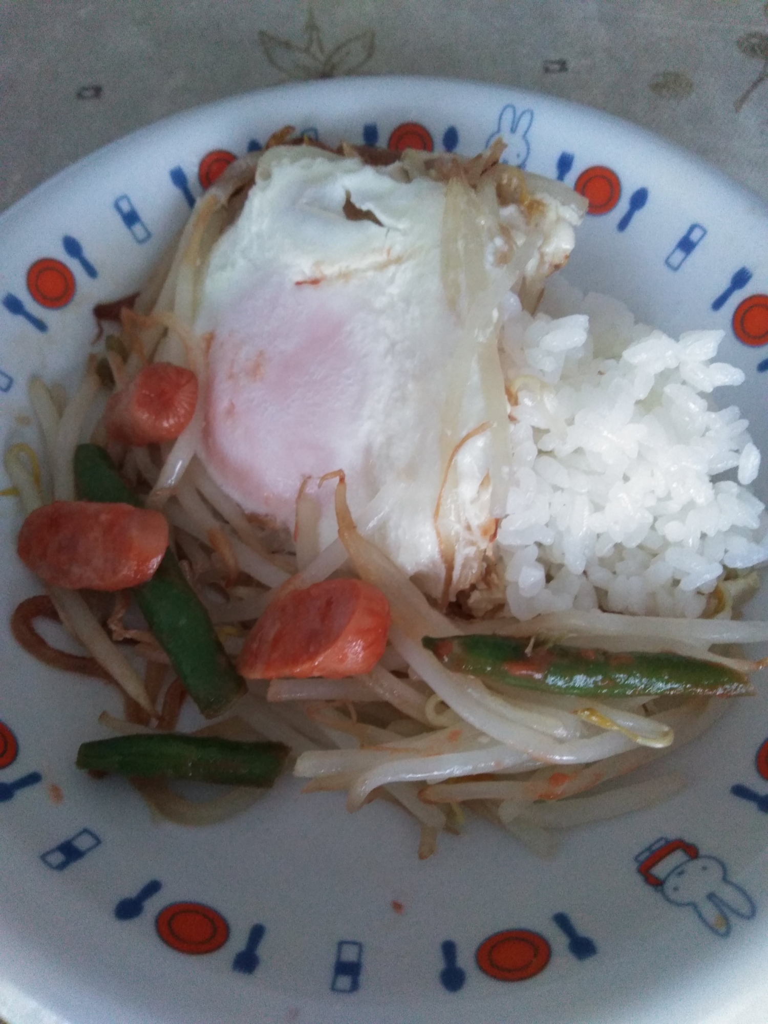 野菜炒めと目玉焼き丼