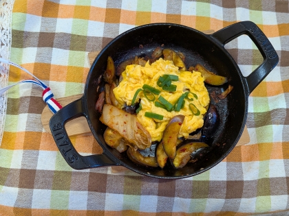 簡単副菜♡卵でマイルド♡なすとキムチの卵炒め