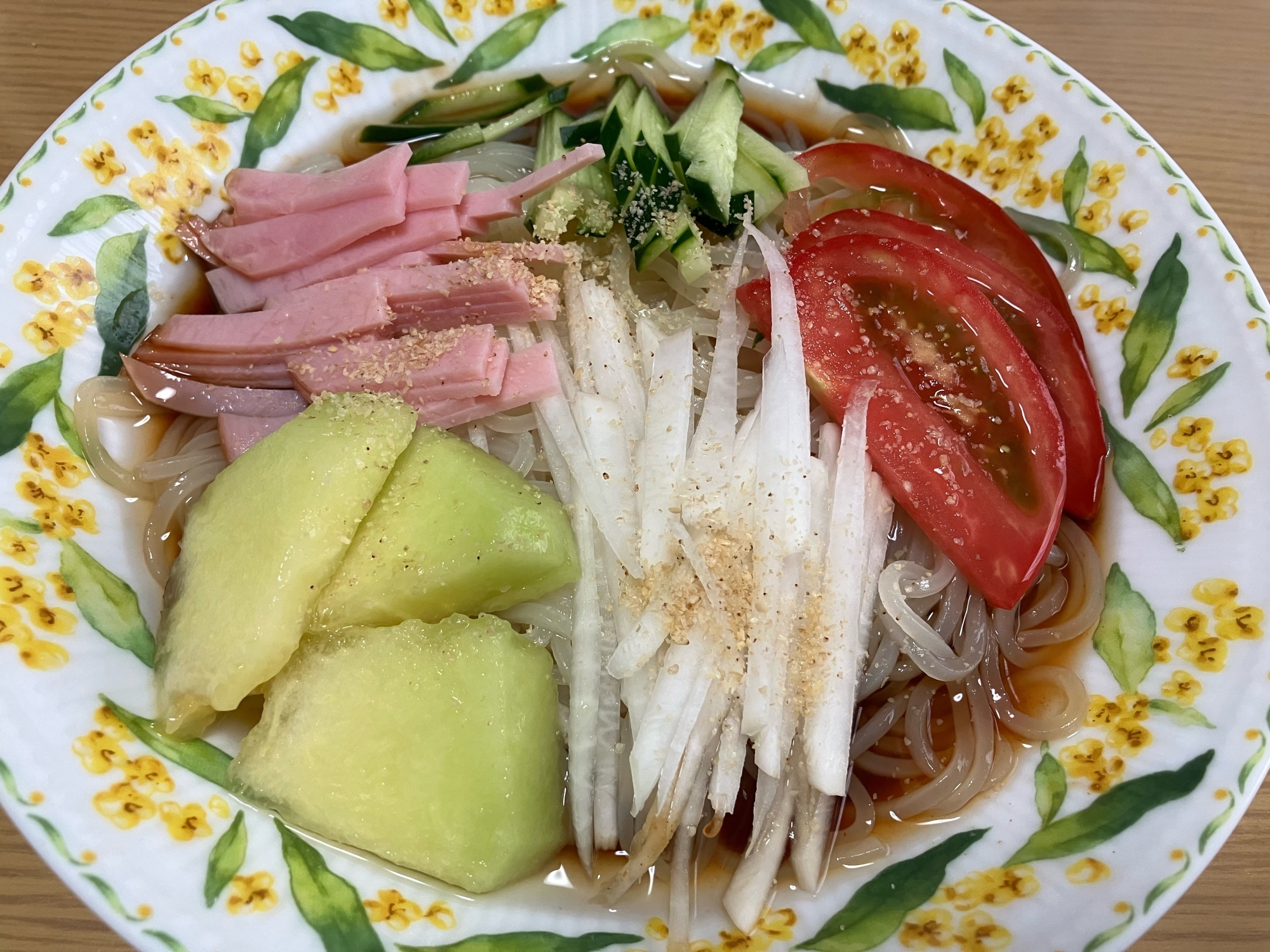 大根とトマトとメロンときゅうりとハムの盛岡冷麺♡