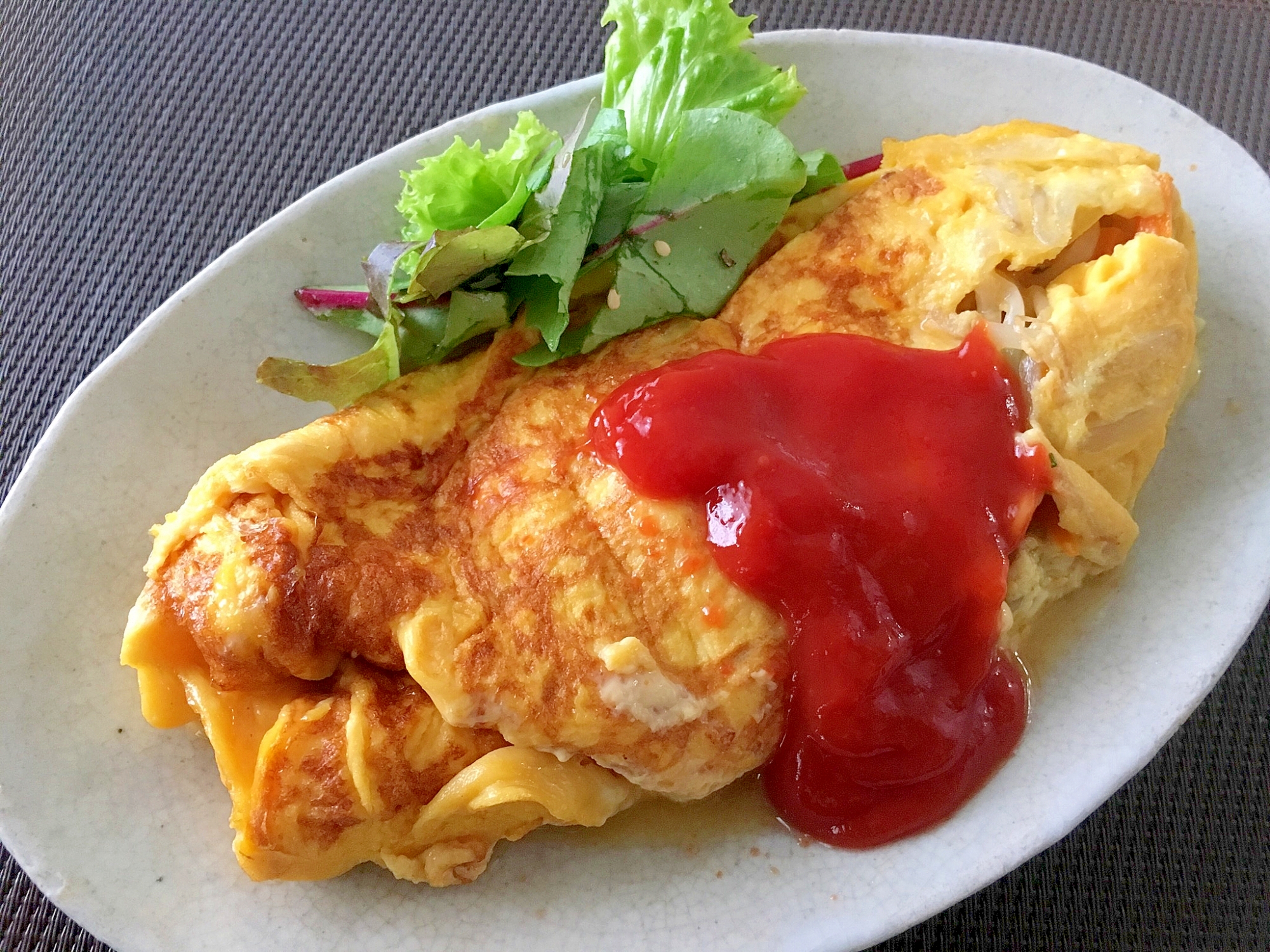 余り野菜炒めのオムレツ☆節約リメイクレシピ