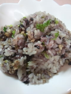 カブの葉と挽肉の組み合わせに惹かれて、１６雑穀米で作りました、シンプルな味付けがマッチして凄くおいしかったです、素敵なレシピ有難うございました