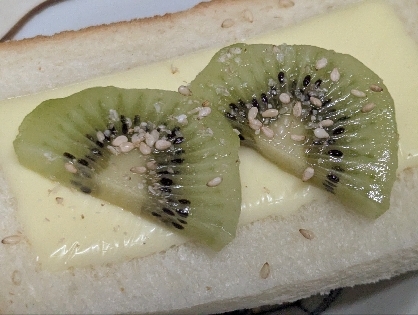 キウイとごまのチーズトースト