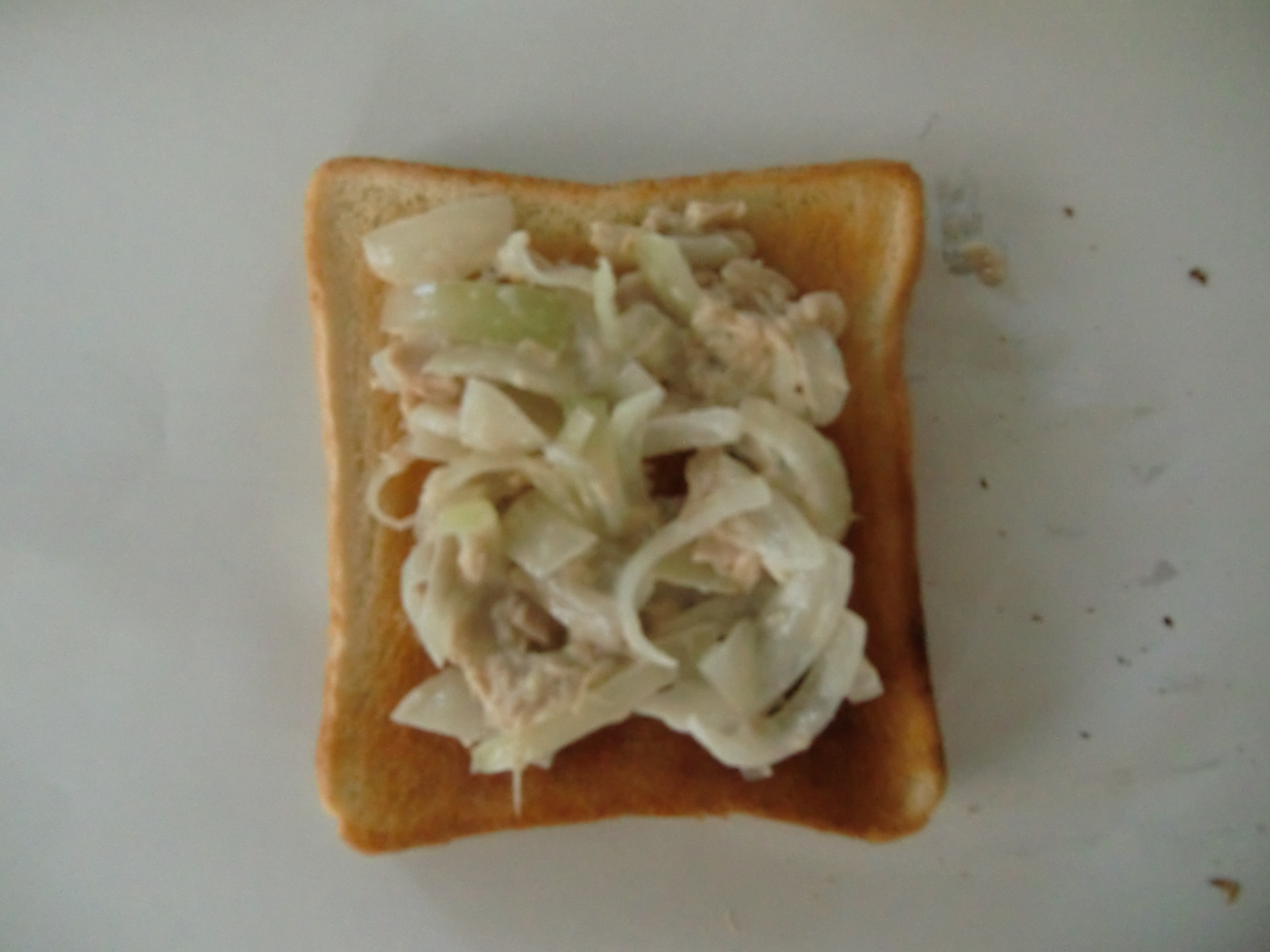 鶏ささみと玉ねぎのコールスロートースト