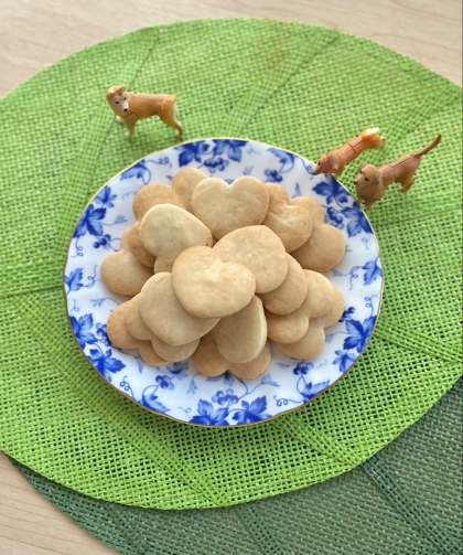 こんにちは♡少ない材料で超サクサクの美味しいクッキーができましたｳﾚｼｲ！蜂蜜の香り最高♡とっても美味しかったです٩(^‿^)۶素敵レシピ有難うございます♬