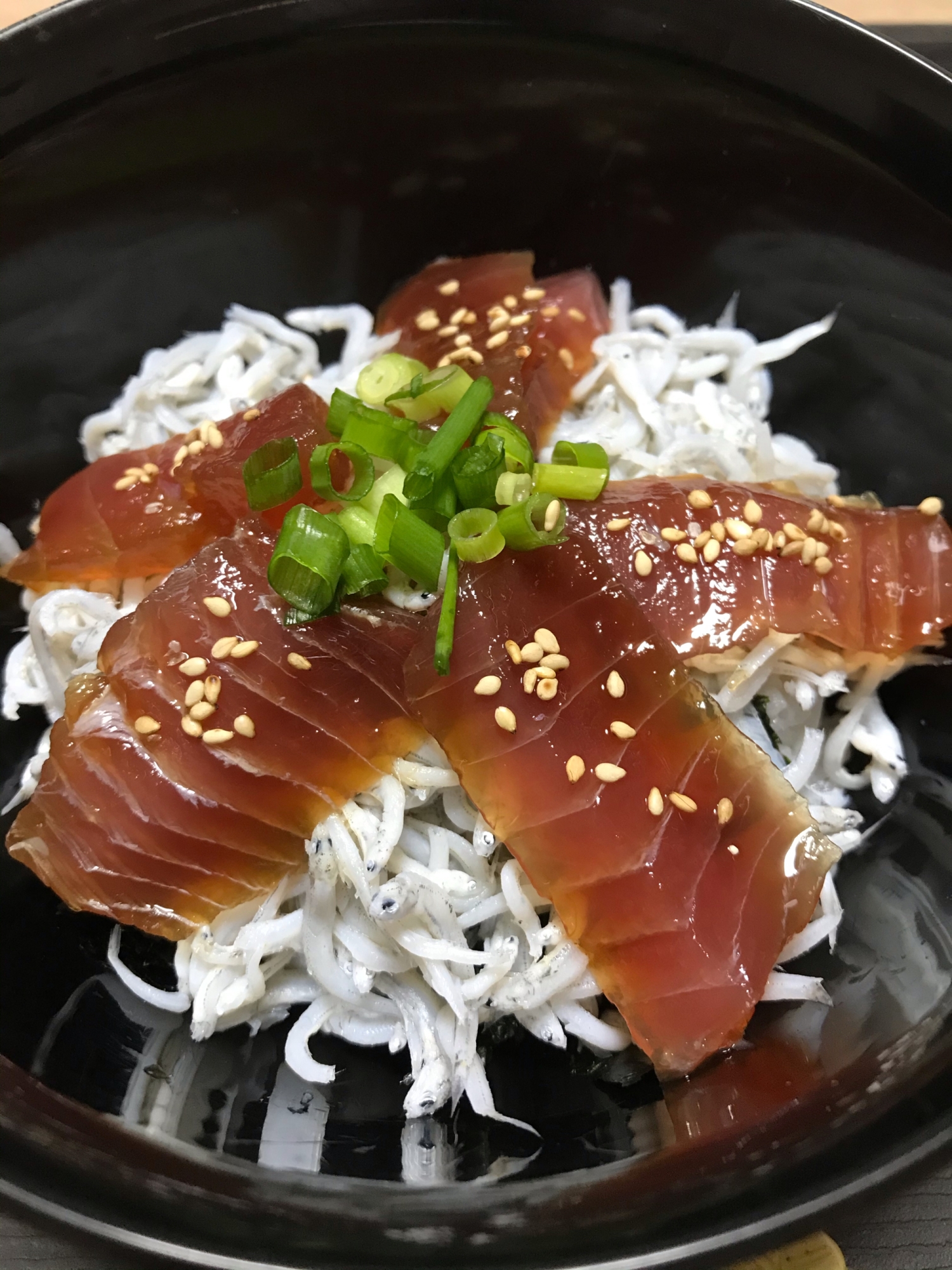 しらすとマグロの漬け丼